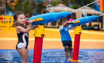 Children enjoy splash play kiddie water pool with sprinkler in Wild Wild Wet water park Singapore