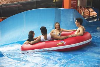 Group enjoys ular lah splash water ride in Wild Wild Wet water park Singapore